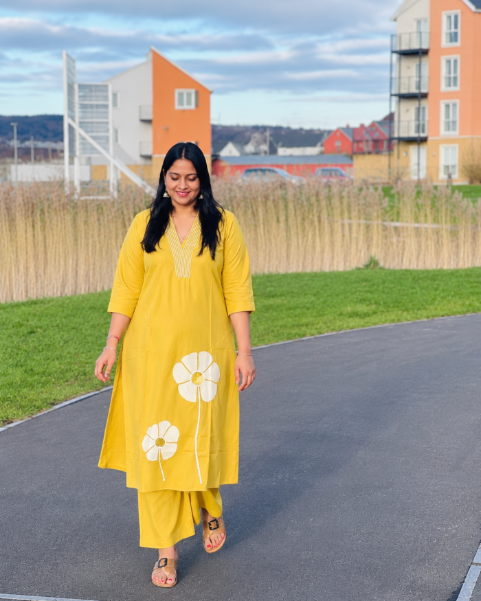 Collar Neck Yellow Big Mirror 2 Piece Set