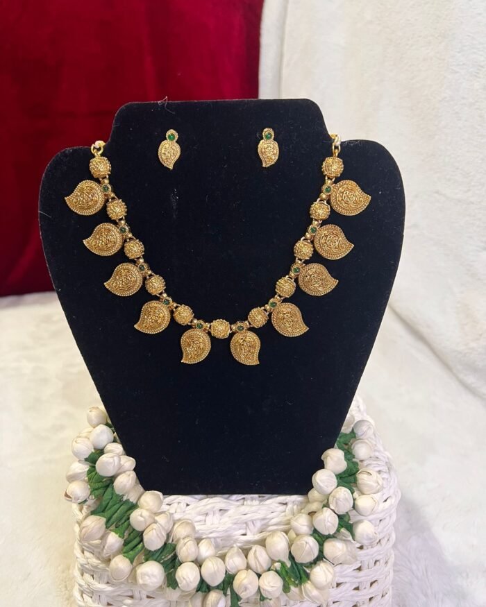 Mango-Necklace-Gold-with-Emerald-Stone.