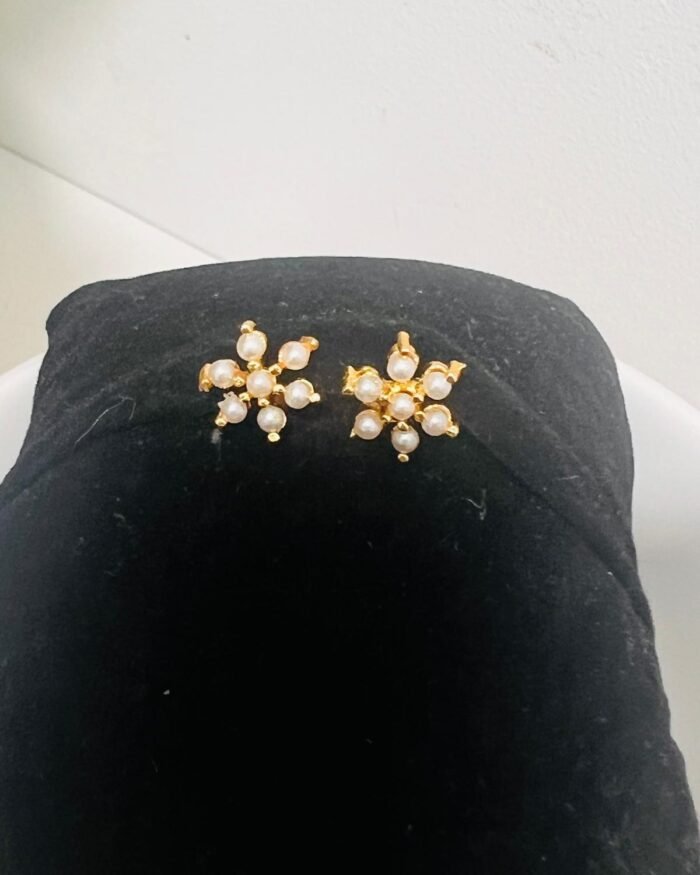 small pearl stud 3 flower pattern