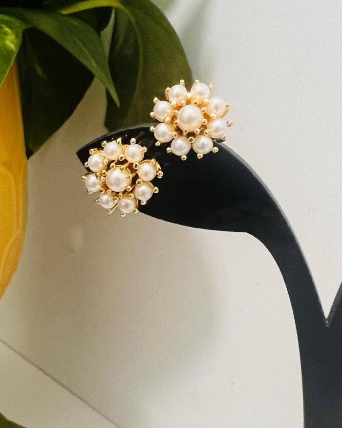 Pearl studs small